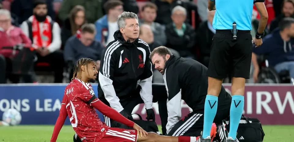 Joueur blessé assis avec l'équipe médicale autour