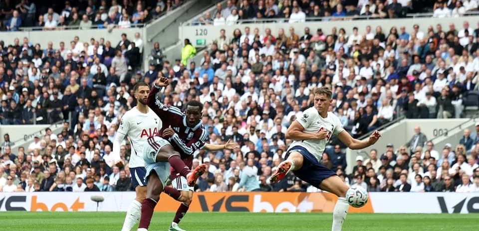 Joueur de Tottenham tirant au but pendant le match