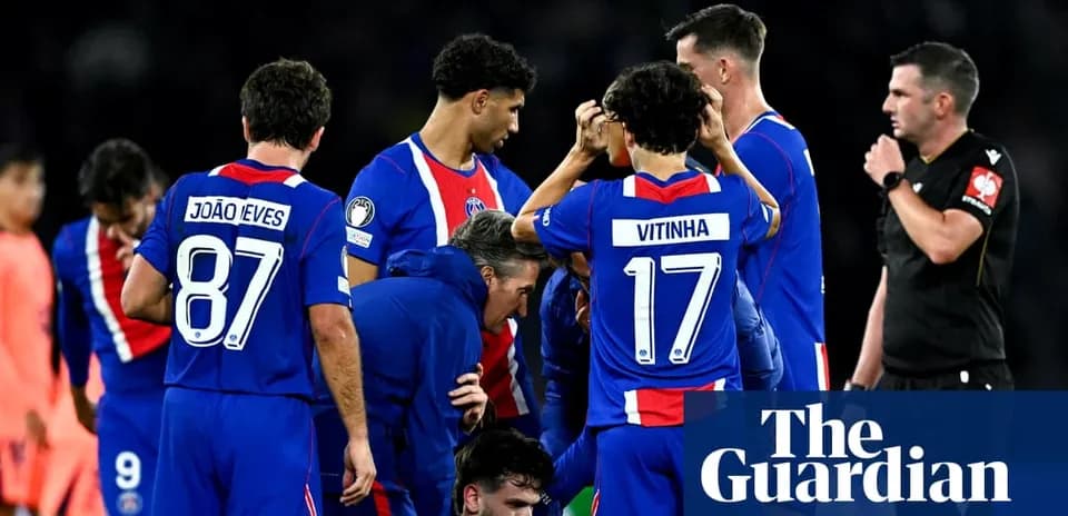 Joueurs de l'équipe discutant après une blessure