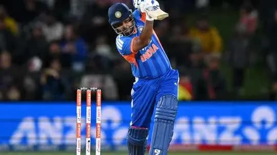 Joueur indien frappant la balle de cricket