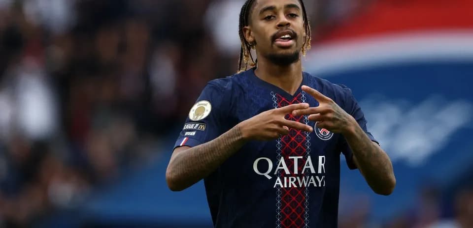 Joueur de PSG faisant un geste sur le terrain