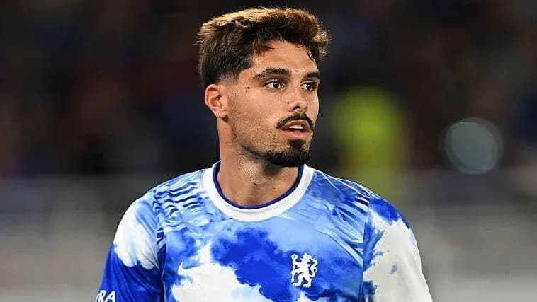 Joueur portant le maillot de Chelsea sur le terrain