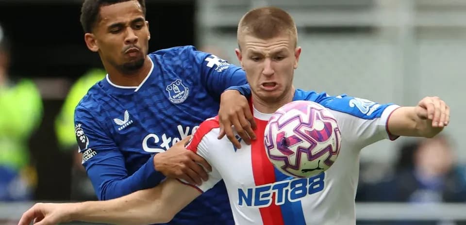 Joueur d'Everton pressant un adversaire de Crystal Palace