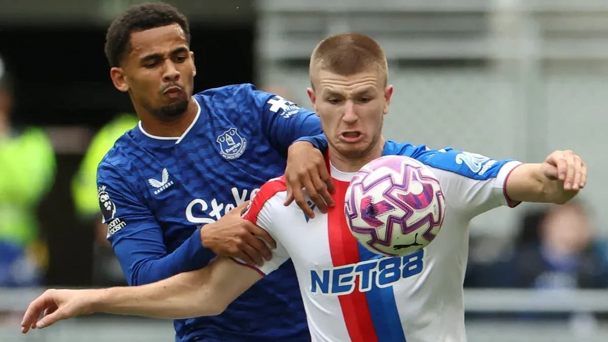 Joueur d'Everton pressant un adversaire de Crystal Palace