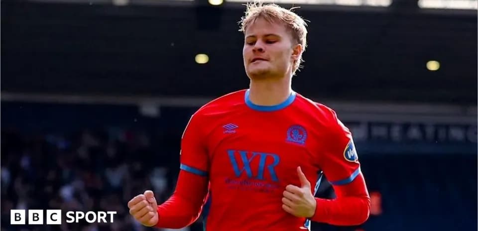 Joueur célébrant un but avec un maillot rouge