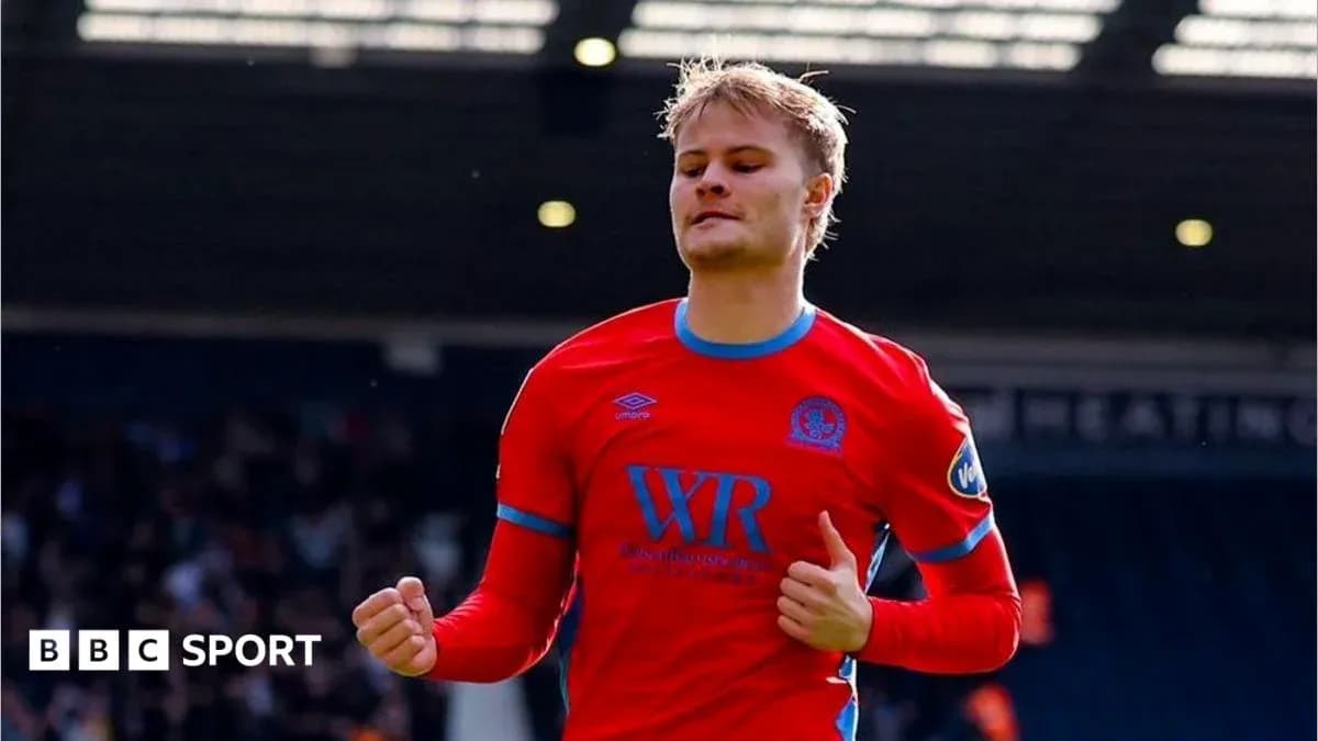 Joueur célébrant un but avec un maillot rouge