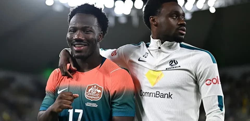 Deux joueurs de football australien souriant ensemble