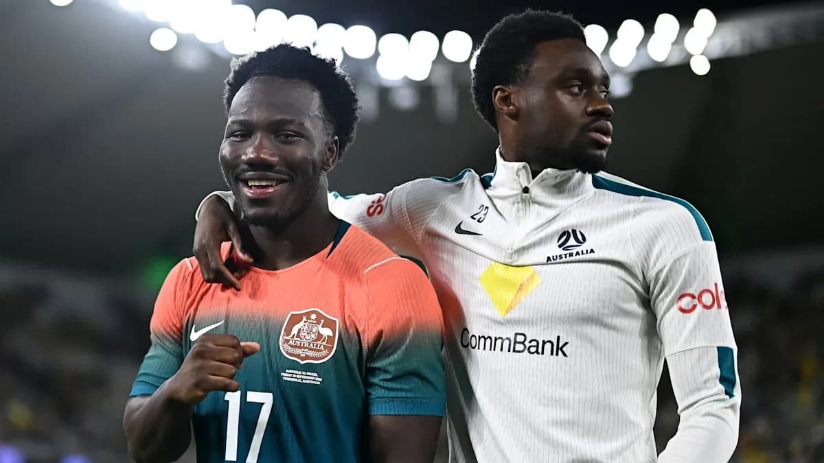 Deux joueurs de football australien souriant ensemble