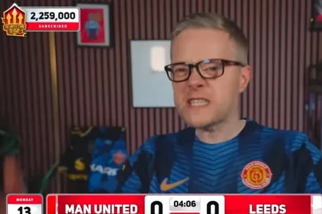 Commentateur en direct portant un maillot de Manchester United