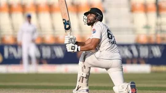 Joueur de cricket au bâton en action