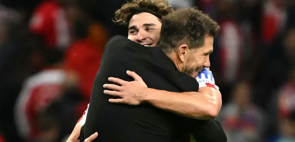 Deux personnes s'enlaçant après un match de football