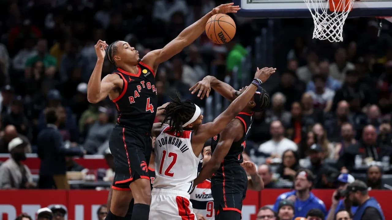 Joueur des Raptors conteste un tir de l'adversaire