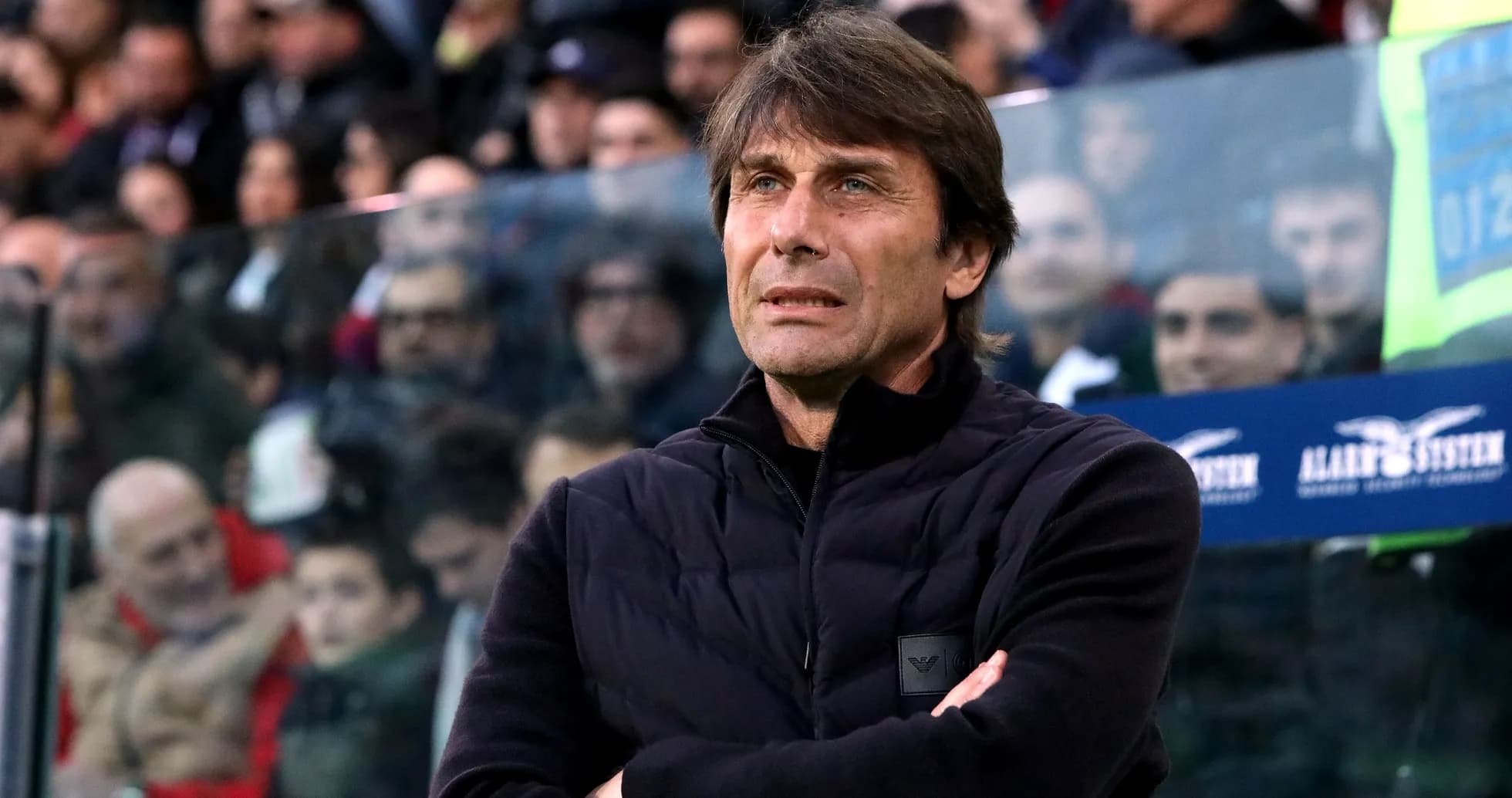 Entraîneur observant le match depuis la touche