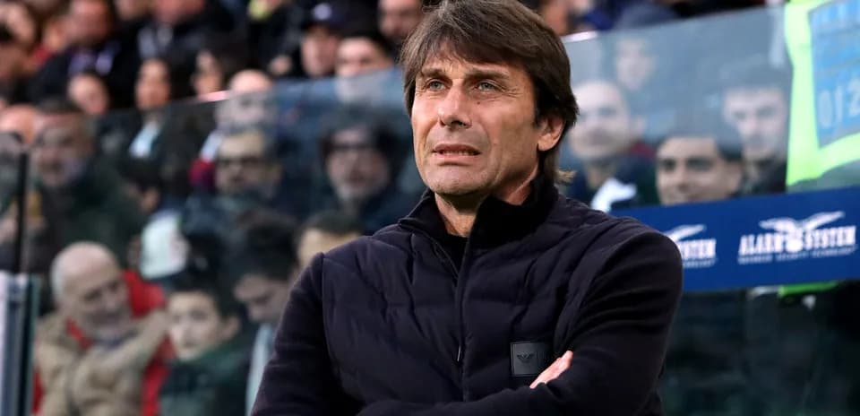 Entraîneur observant le match depuis la touche