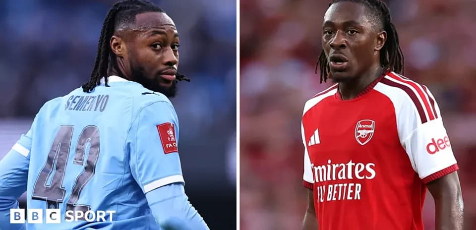 Deux joueurs en action avec des maillots de clubs différents