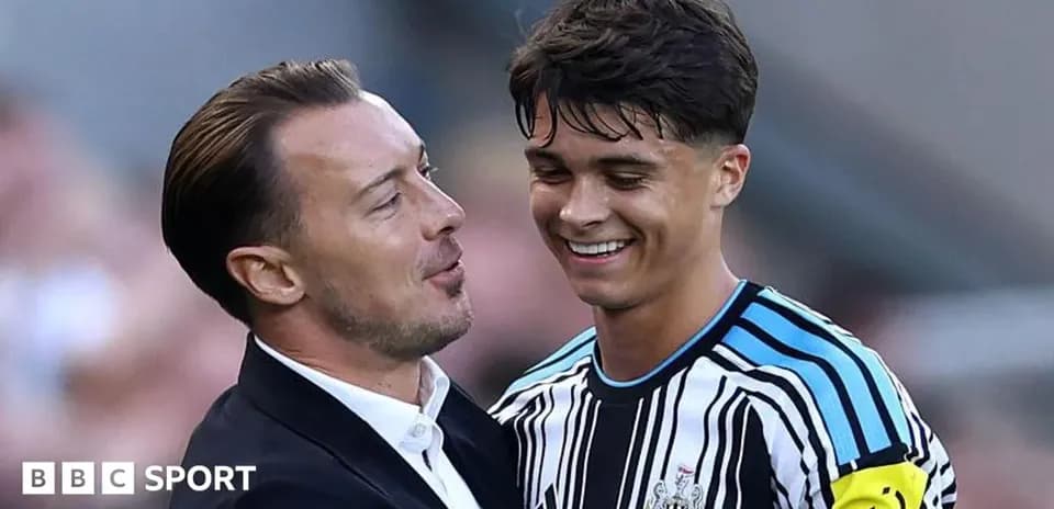 Entraîneur et joueur souriant lors d'une rencontre