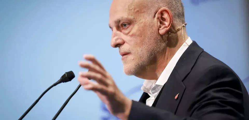 Homme parlant au micro lors d'une conférence