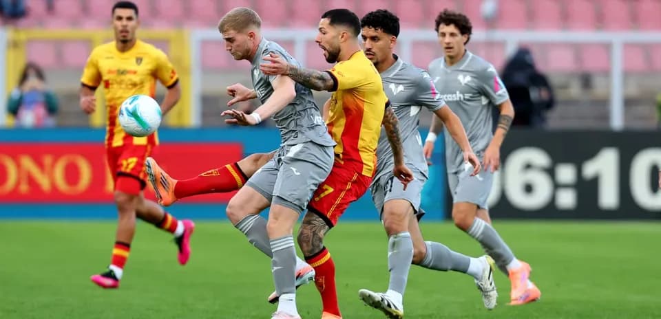Joueurs en action lors du match Hellas Verona contre Lecce