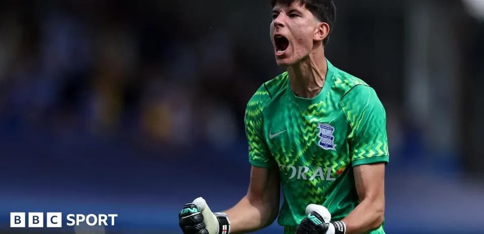 Gardien de but célébrant une victoire avec enthousiasme