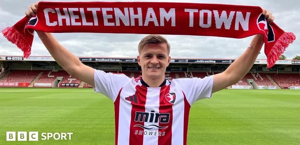 Joueur tenant une écharpe de Cheltenham Town au stade