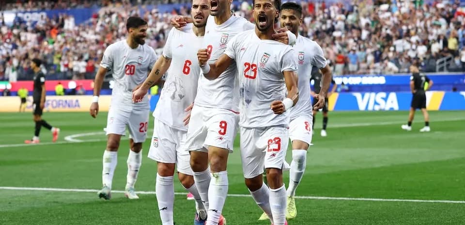 Joueurs iraniens célébrant un but lors du match