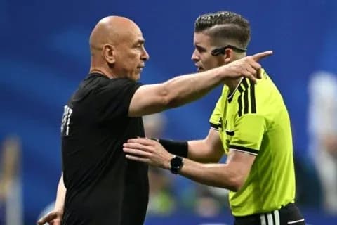 Arbitre discutant avec un entraîneur pendant un match