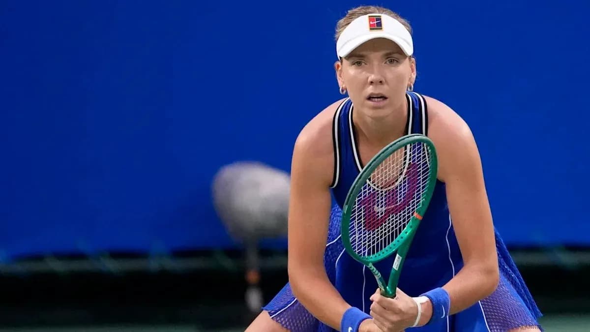 Joueuse de tennis prête à frapper la balle