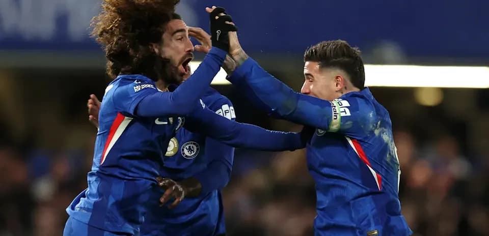 Joueurs de Chelsea célébrant un but ensemble