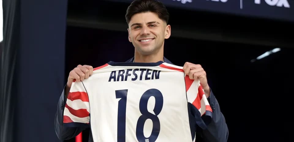 Joueur présentant son maillot avec le numéro 18
