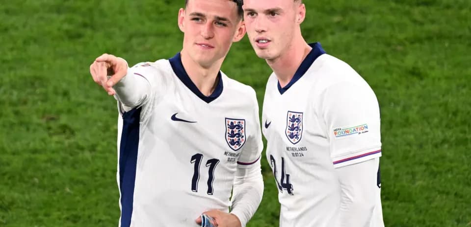 Deux joueurs anglais discutant sur le terrain