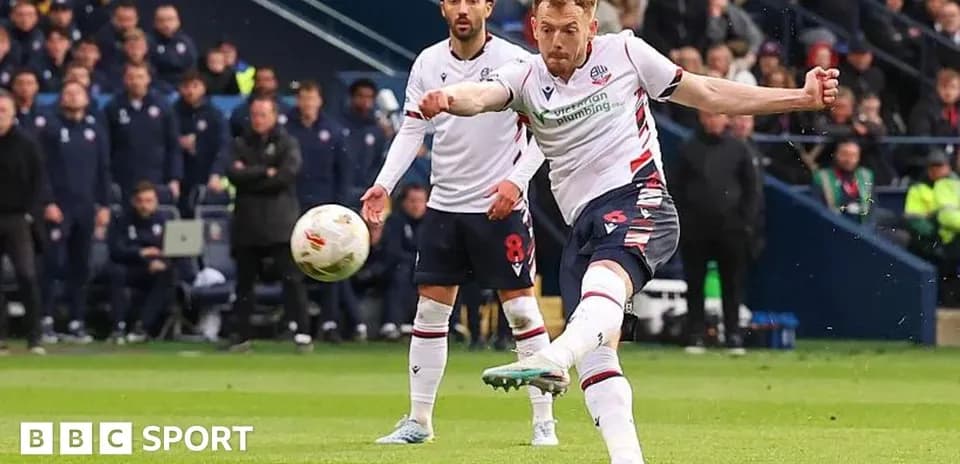 Joueur de Bolton tirant au but pendant un match