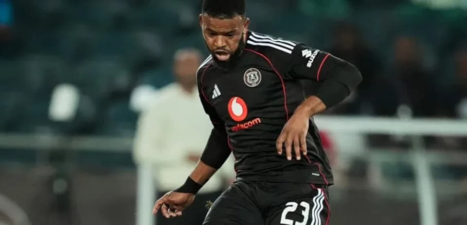 Joueur en action avec le maillot noir d'Orlando Pirates