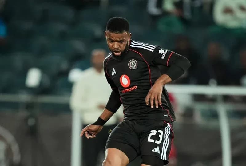 Joueur en action avec le maillot noir d'Orlando Pirates