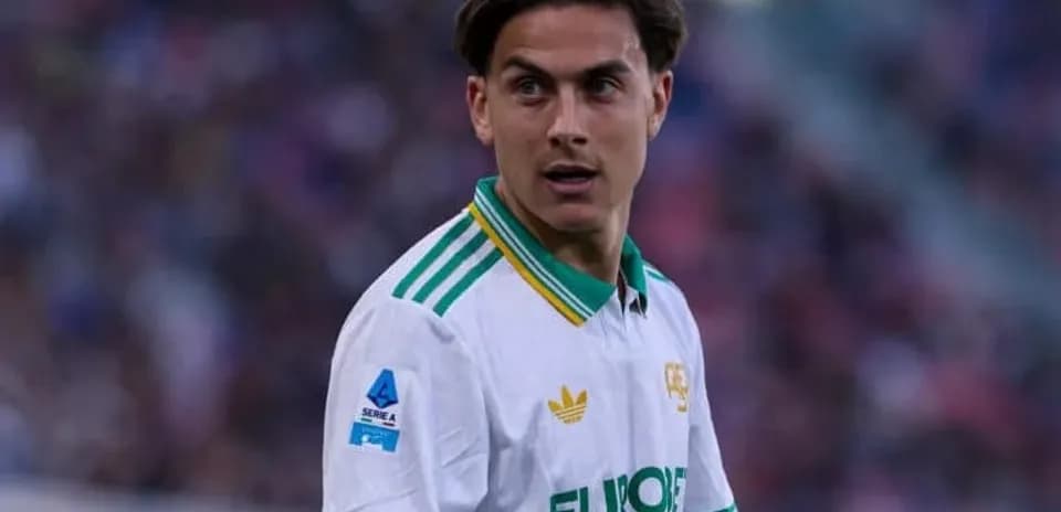Joueur en maillot blanc avec détails verts sur le terrain