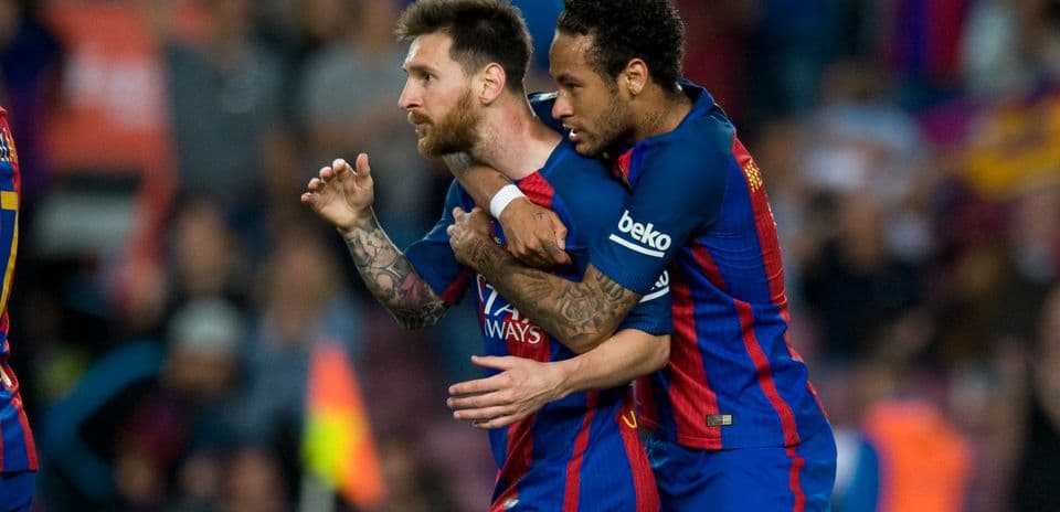 Lionel Messi célébrant avec Neymar après un but