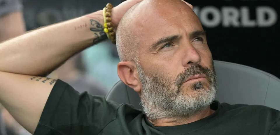 Entraîneur pensif sur le banc de touche