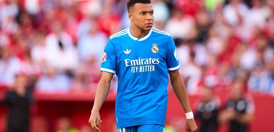 Joueur de Madrid en uniforme bleu sur le terrain