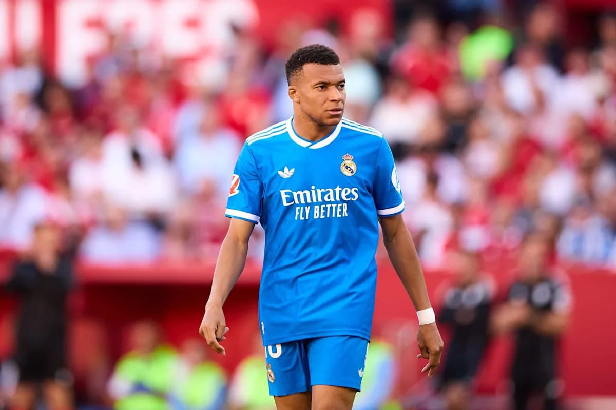 Joueur de Madrid en uniforme bleu sur le terrain