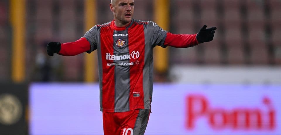 Joueur levant les bras sur le terrain de football