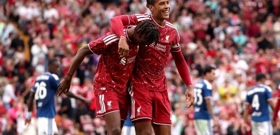 Joueurs de Liverpool célébrant un but au stade
