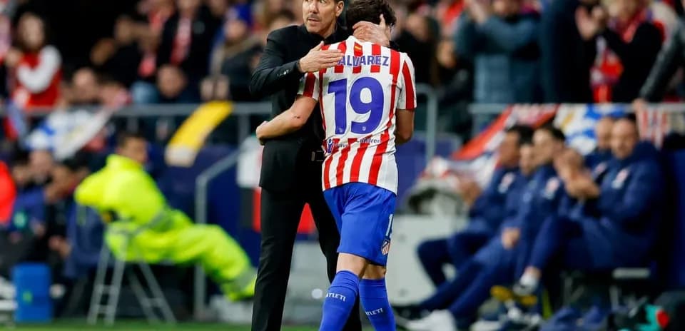 Entraîneur félicitant un joueur après le match