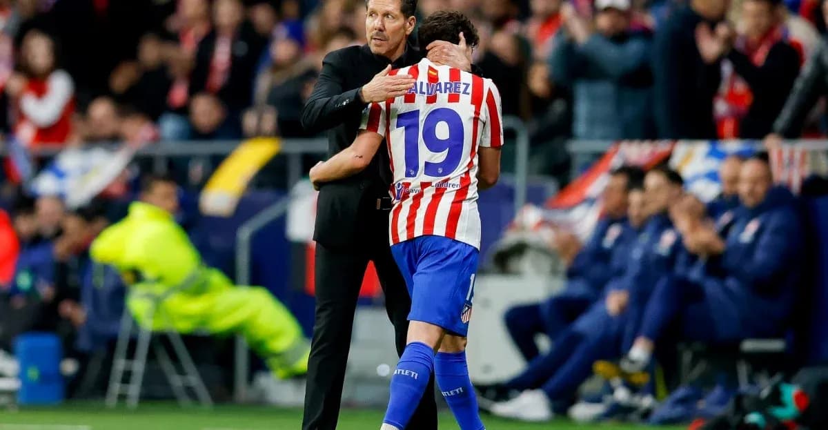 Entraîneur félicitant un joueur après le match