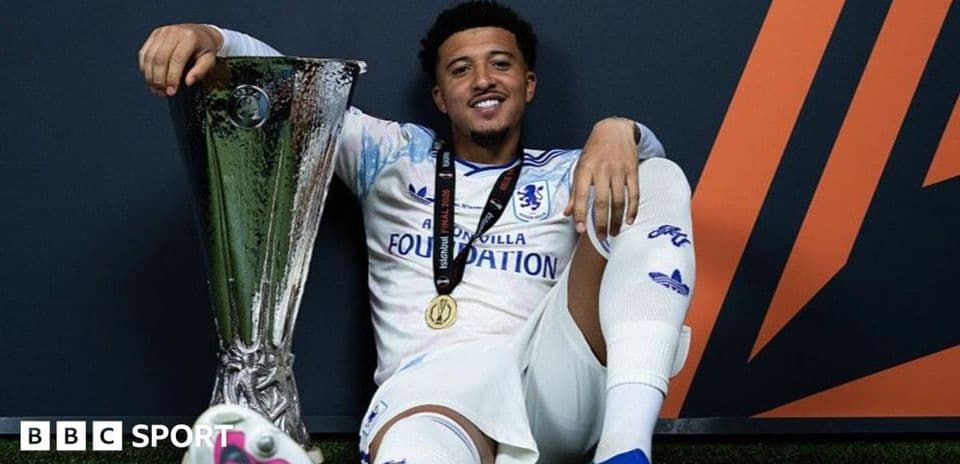 Joueur posant avec le trophée de l'Europa League