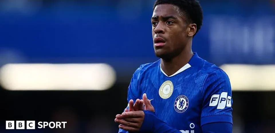 Joueur de Chelsea en tenue bleue sur le terrain