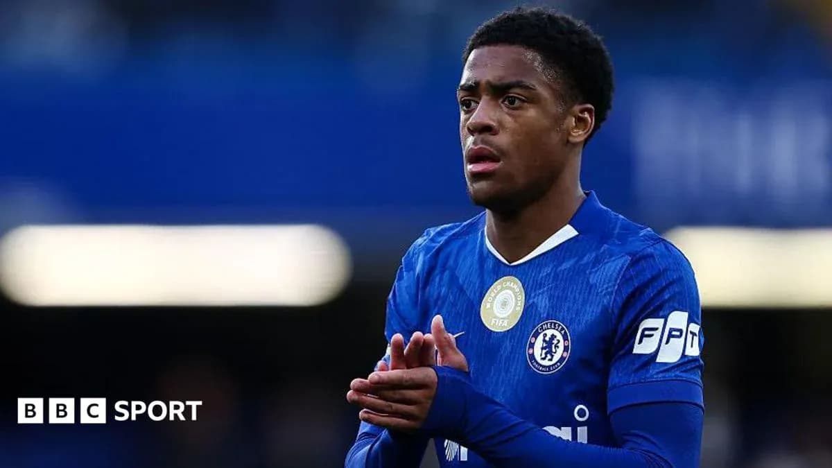 Joueur de Chelsea en tenue bleue sur le terrain