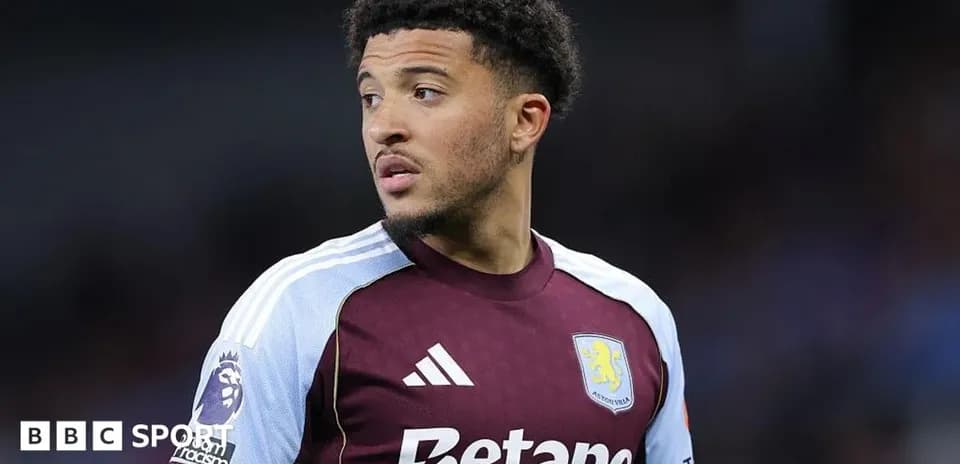 Joueur d'Aston Villa portant un maillot marron