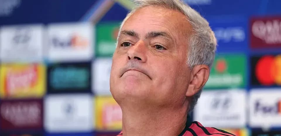 Entraîneur lors d'une conférence de presse UEFA