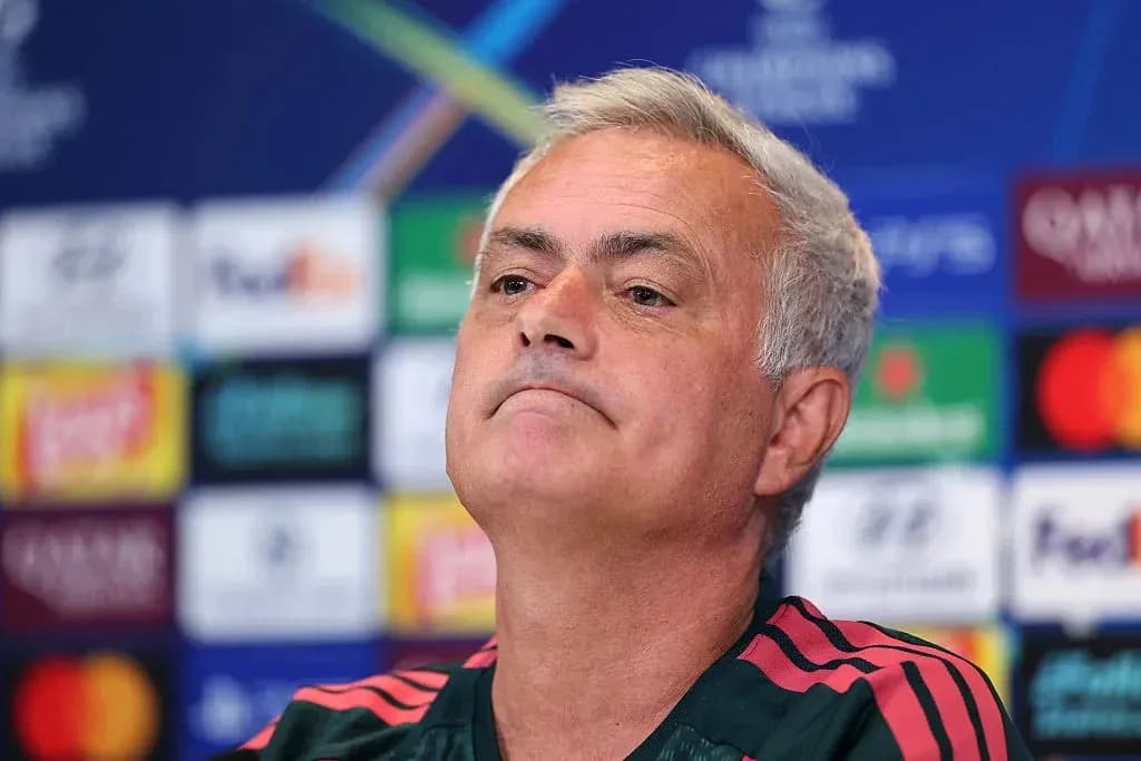 Entraîneur lors d'une conférence de presse UEFA