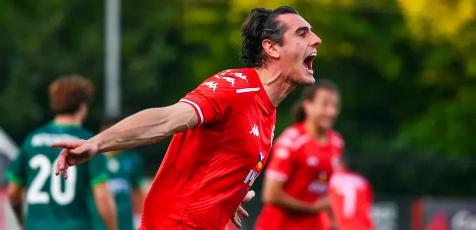 Joueur célébrant un but avec l'équipe de Saburtalo