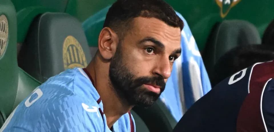 Joueur assis sur le banc de touche pendant le match